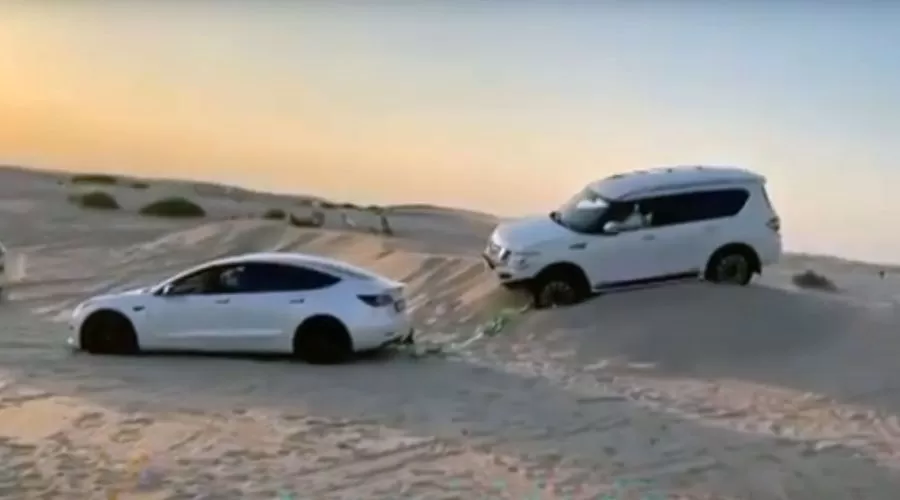  Tesla Model 3 вытащила Nissan Patrol из песка – эффектное видео 