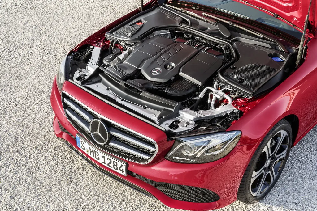 Mercedes-Benz E-Klasse, E 220 d, AVANTGARDE, Night Paket, hyazinthrot, schwarz/macciato. Kraftstoffverbrauch kombiniert: 4,3-3,9 l/100 km; CO₂-Emissionen kombiniert: 112-102 g/km