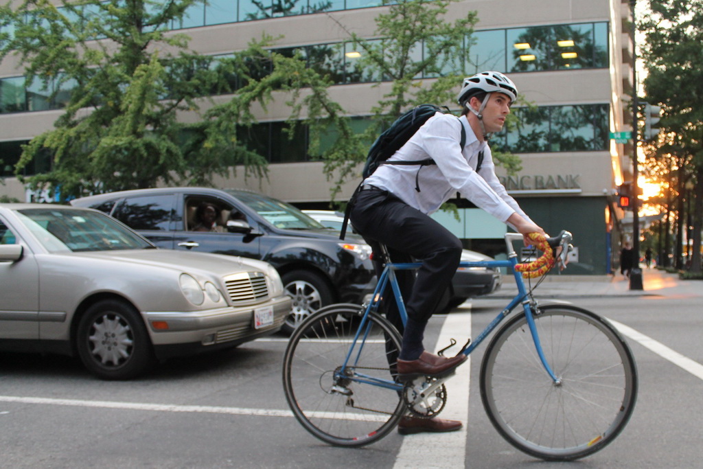 Велосипедисты смогут ездить по полосам для общественного транспорта