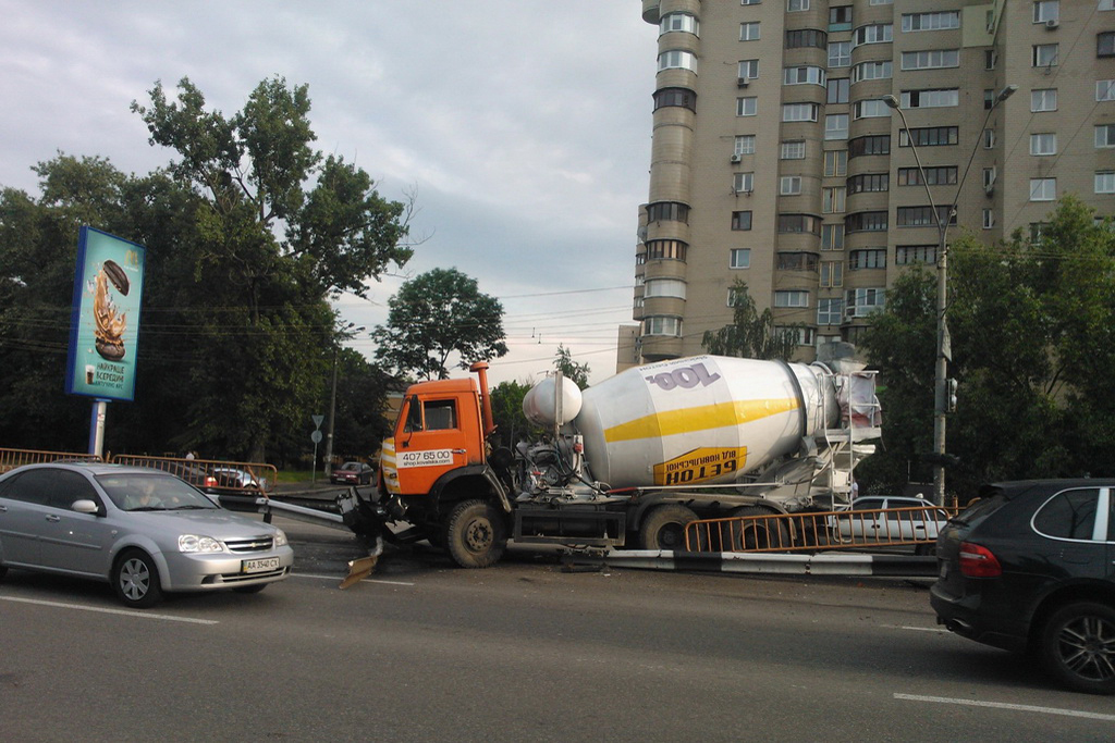 ДТП на проспекте Победы: бетоновоз вломился на встречную