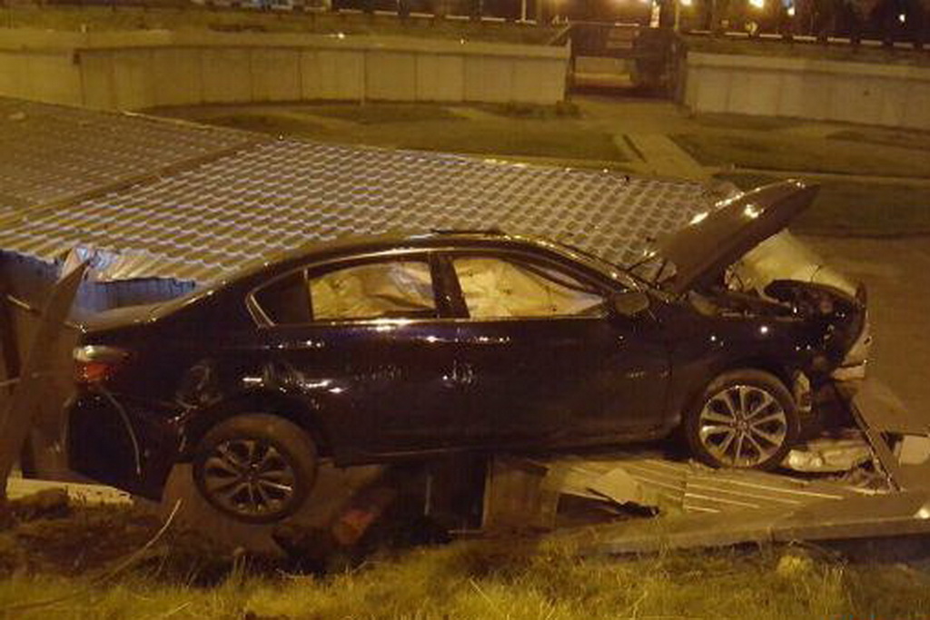 В Киеве Honda улетела на крышу киоска