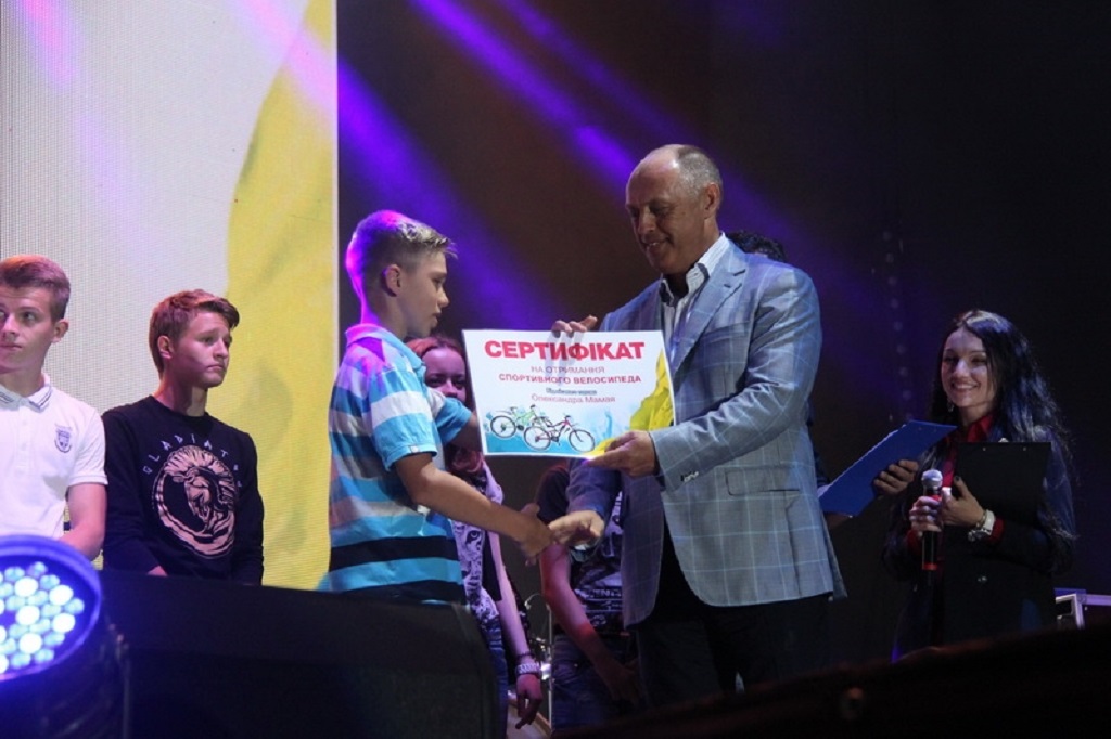 Школьники выиграли горные велобайки и автомобиль на День молодежи в Полтаве