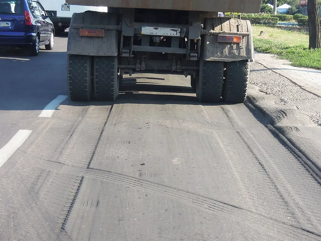 с 1 июня движение грузовиков при температуре воздуха выше 28C запрещено