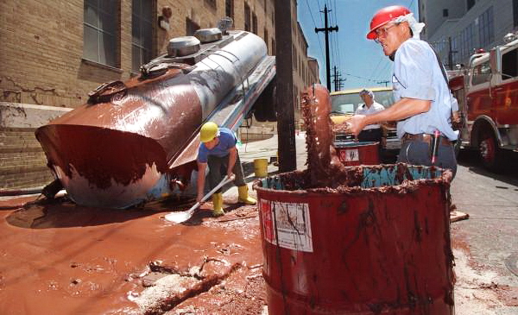 Как грузовик потерял тонны шоколада. Фотофакт