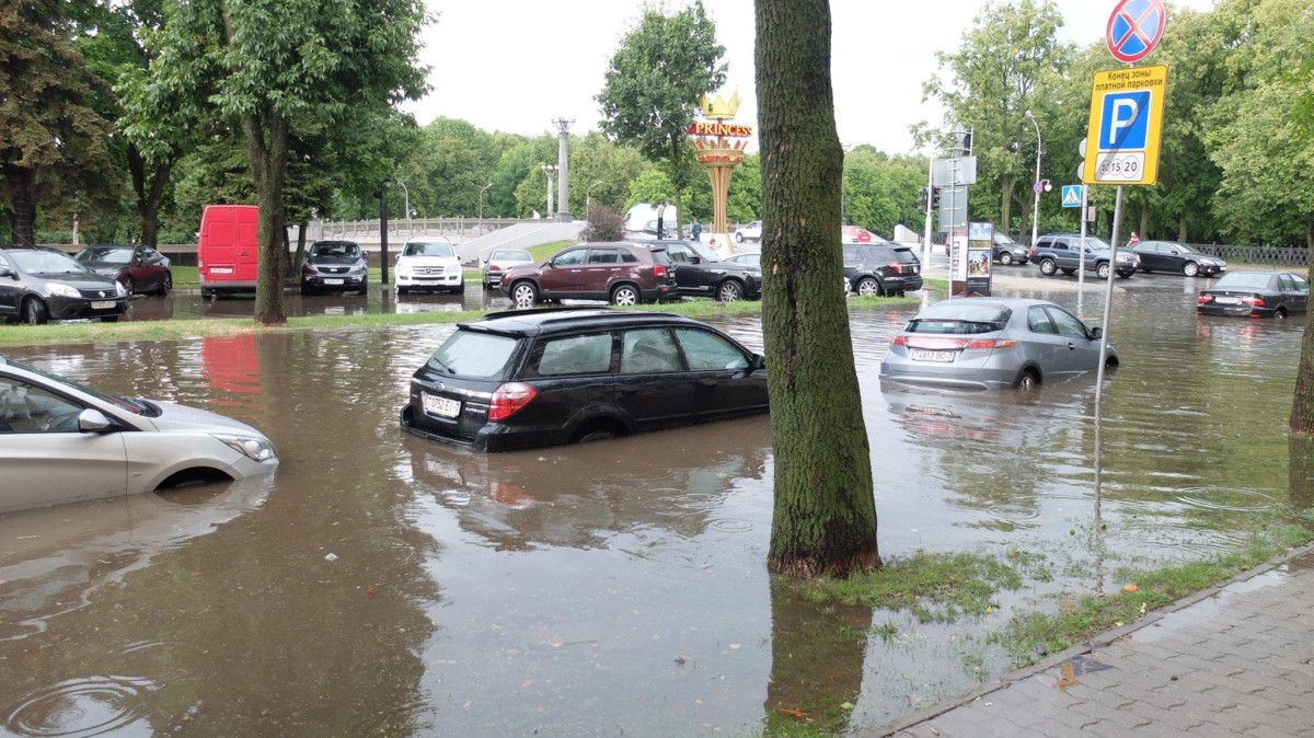 Ураган в Минске повредил десятки автомобилей и даже самолеты