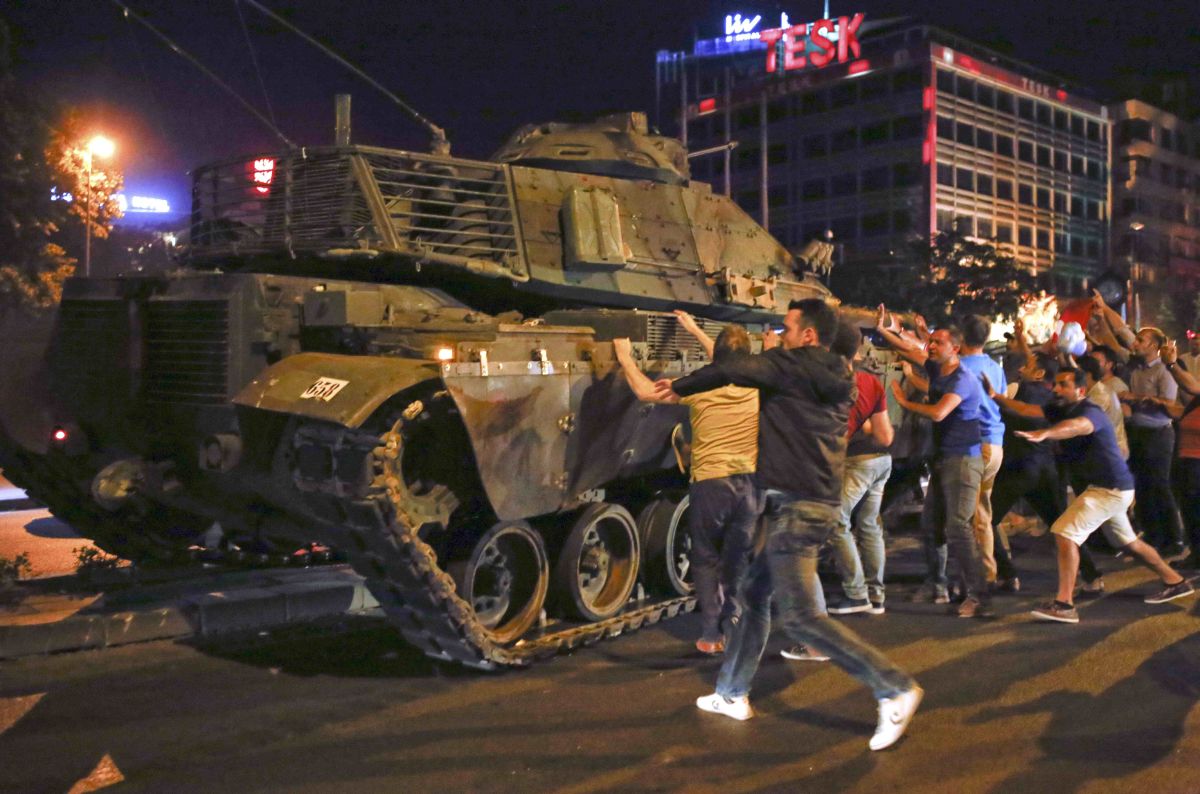 Бронетехника и автомобили во время военного переворота в Турции (+ВИДЕО)