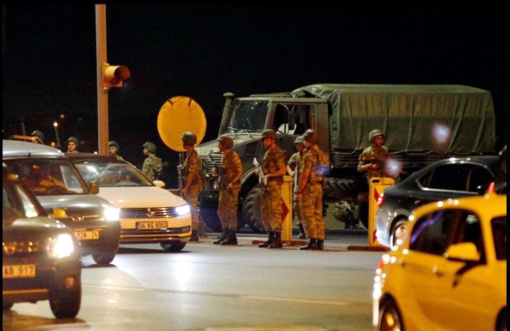 Бронетехника и автомобили во время военного переворота в Турции 