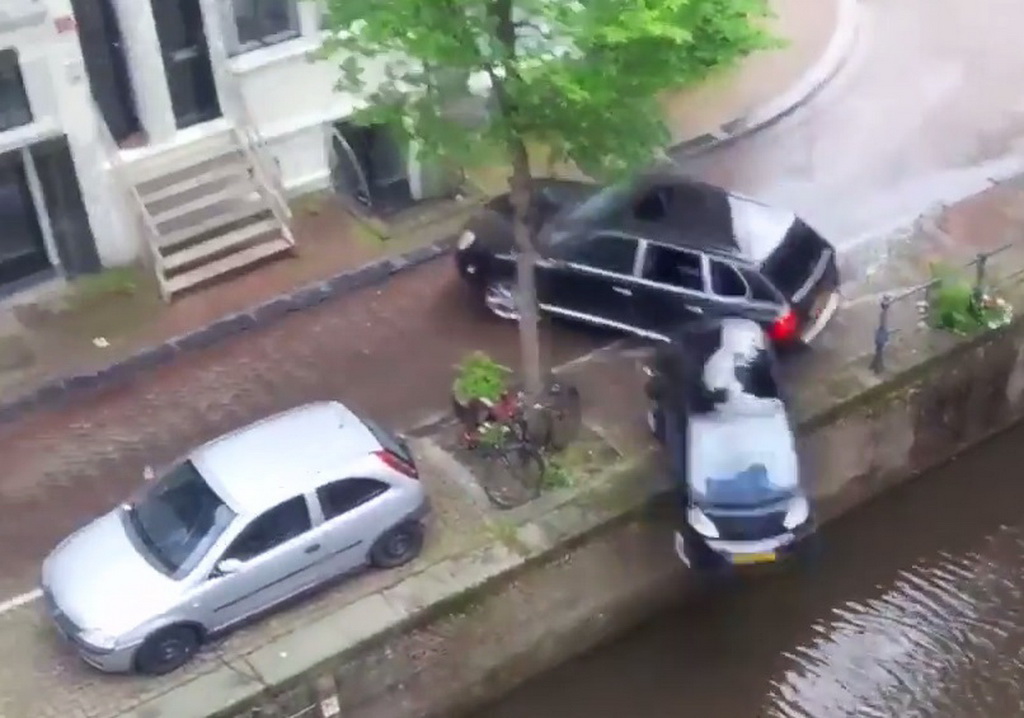 Как Porsche Cayenne утопил Smart в канале Амстердама (+ВИДЕО)