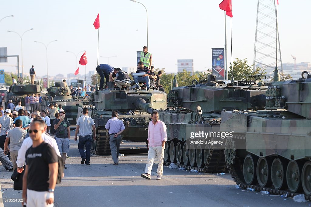 Бронетехника и автомобили во время военного переворота в Турции 
