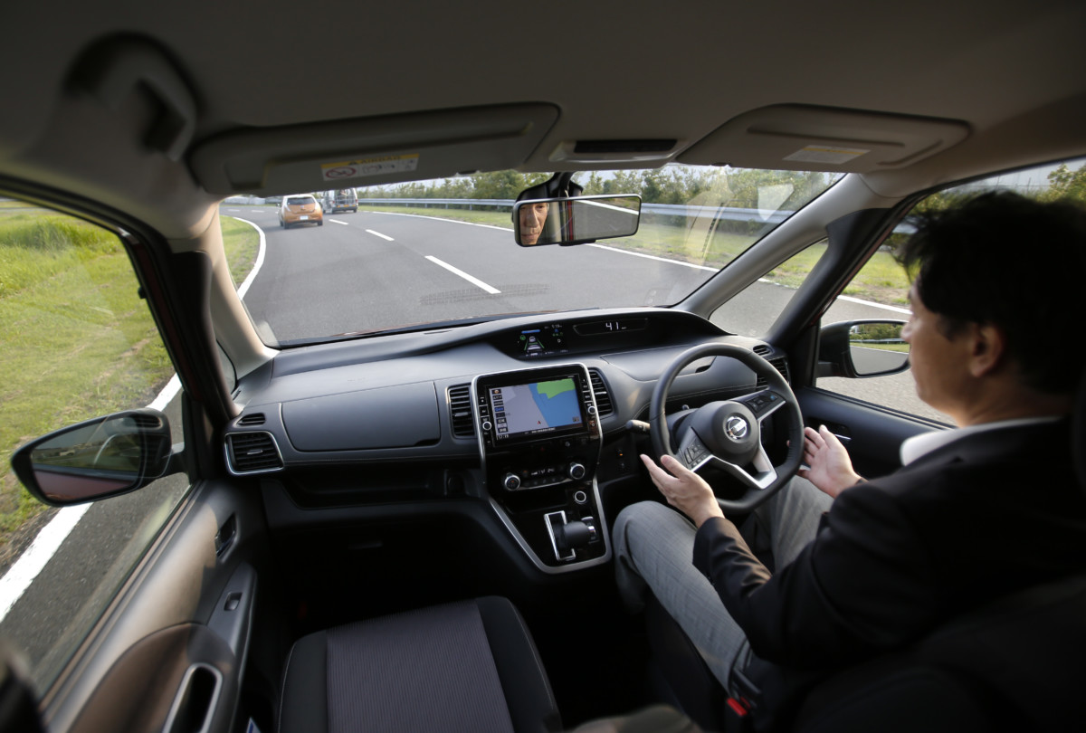 Nissan Serena с автономным управлением