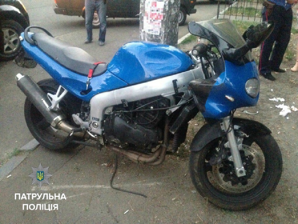 Патрульный в Киеве задержал грабителя на мотоцикле