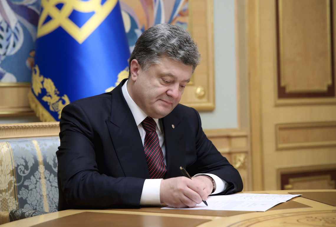 Президент Петр Порошенко подписал закон №3251 - о снижении акцизов на подержанные автомобили