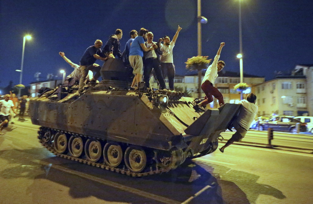 Бронетехника и автомобили во время военного переворота в Турции (+ВИДЕО)