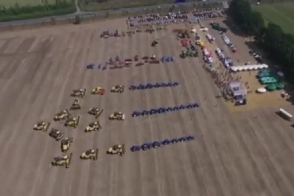 С тракторов и комбайнов создали самый большой герб Украины (+ВИДЕО)
