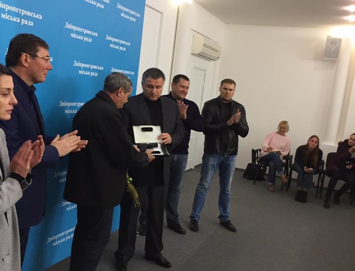 Валерий Тимонин - смелый водитель маршрутки получил наградное оружие от Авакова