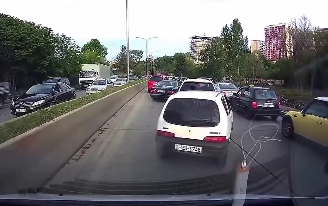Как поступили грузинские водители со скорой на дороге (+ВИДЕО)