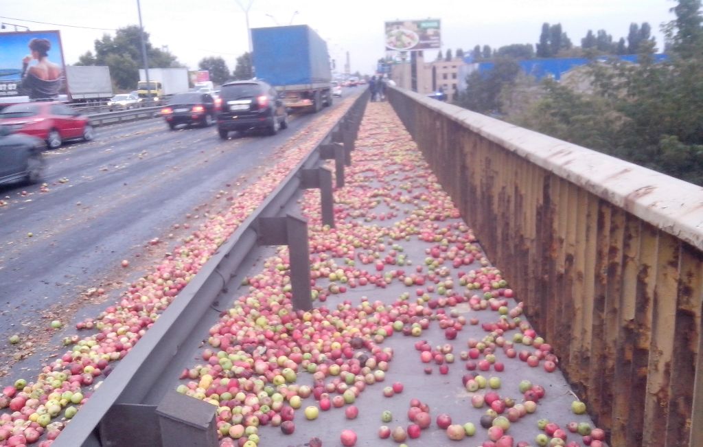 Яблоки на Южном мосту в Киеве рассыпались по всей дороге