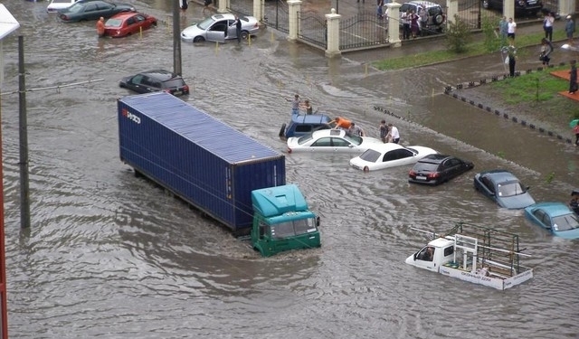 Потоп в Одессе. Забетонированные стоки, плаванье на матрасах и рыбалка с тротуара