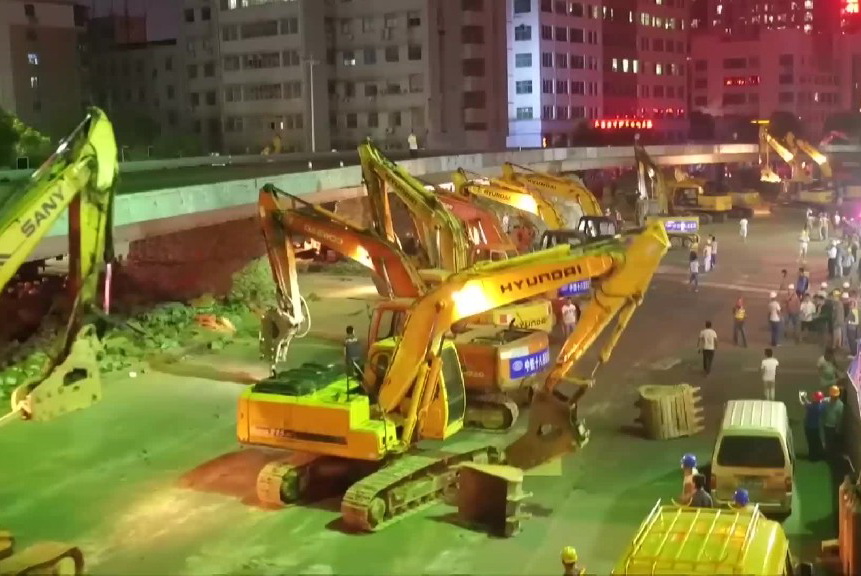 116 экскаваторов сравняли путепровод с землей всего за одну ночь