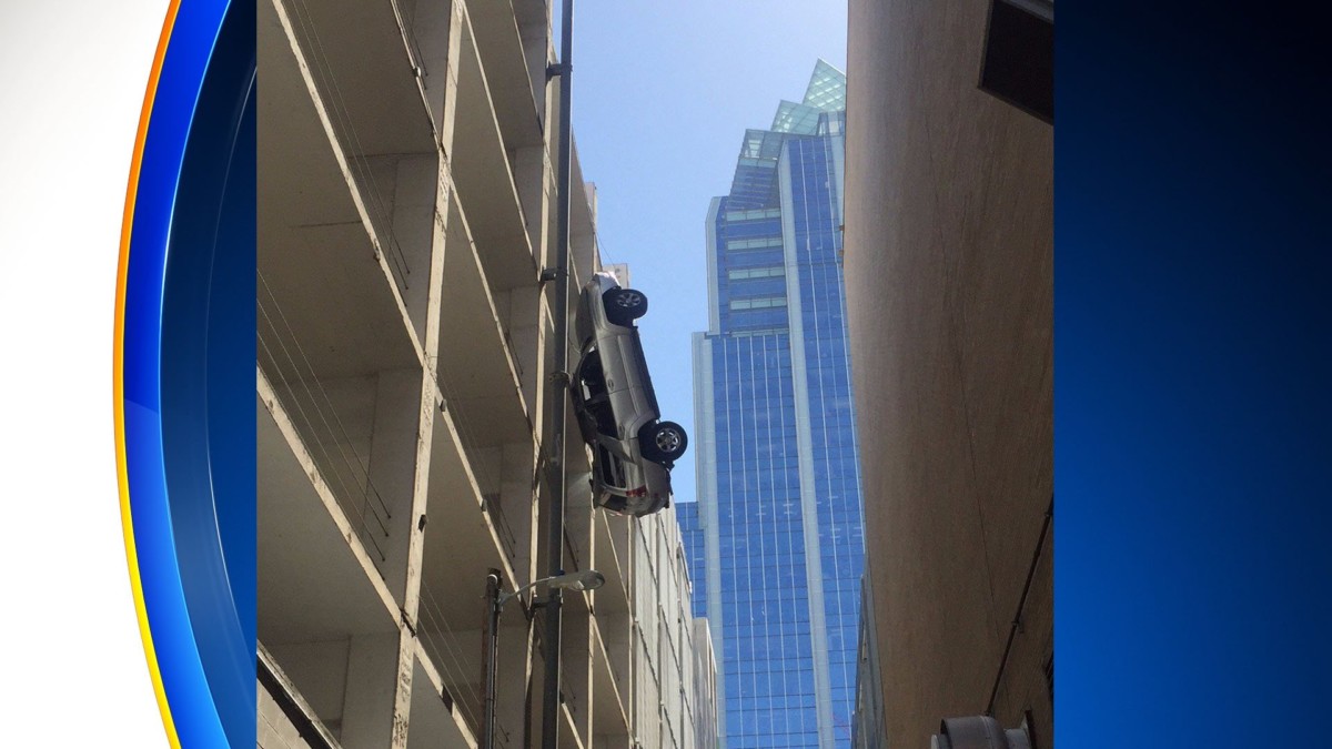 Водитель перепутал педали – автомобиль завис на стене паркинга!