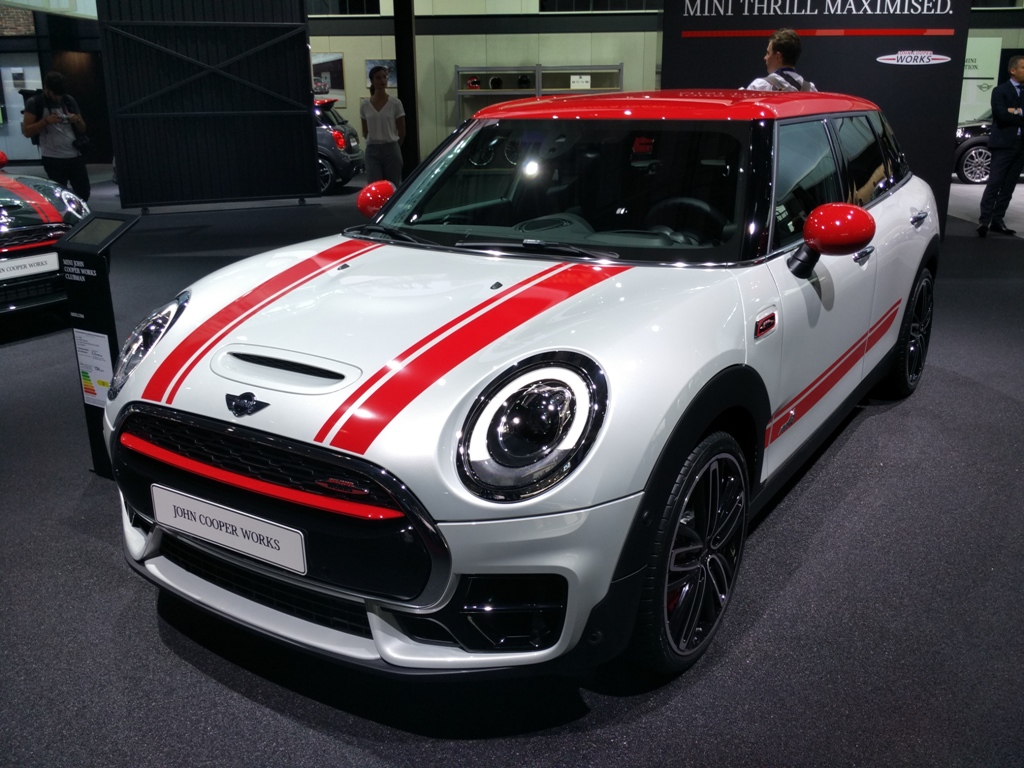 Заряженный универсал Mini John Cooper Works Clubman показан в Париже