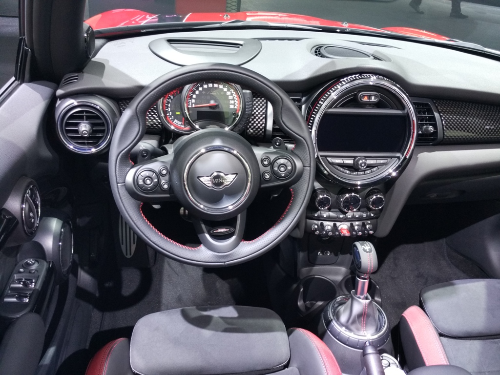 Заряженный универсал Mini John Cooper Works Clubman показан в Париже