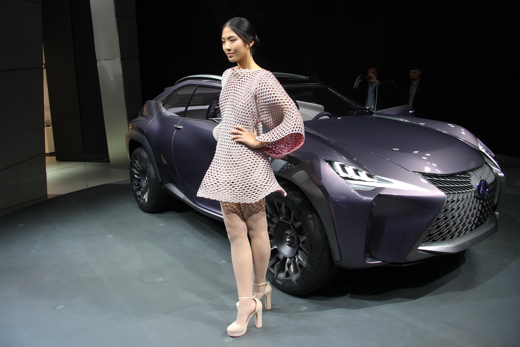 Lexus UX. Самый маленький кроссовер Лексус показали в Париже