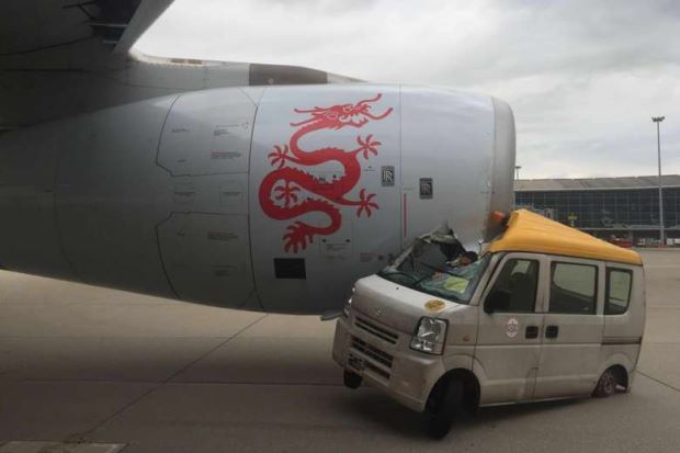 В Китае самолет врезался в автомобиль – авария Airbus A330-300