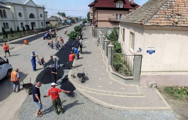 Дороги Украины - жители Закарпатья ремонтируют дороги своими руками
