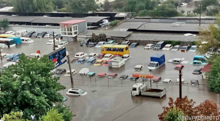 Потоп в Одессе. Забетонированные стоки, плаванье на матрасах и рыбалка с тротуара