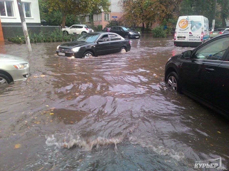 Потоп в Одессе. Машины вновь тонут, а деревья падают