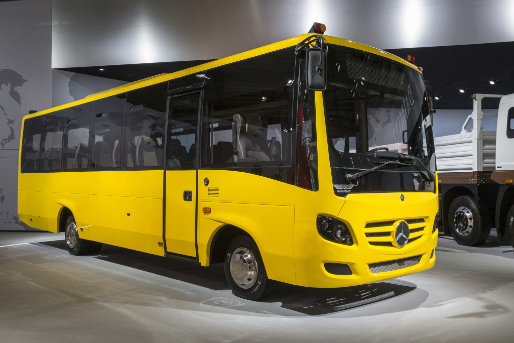 Школьный автобус на шасси Indian Daimler Trucks