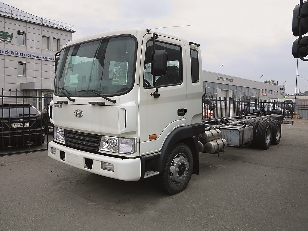 Шасси HD210 (6х2) со средней подъемной осью. Грузоподъем¬ность – до 15 т. Объем кузова – до 42 м куб.