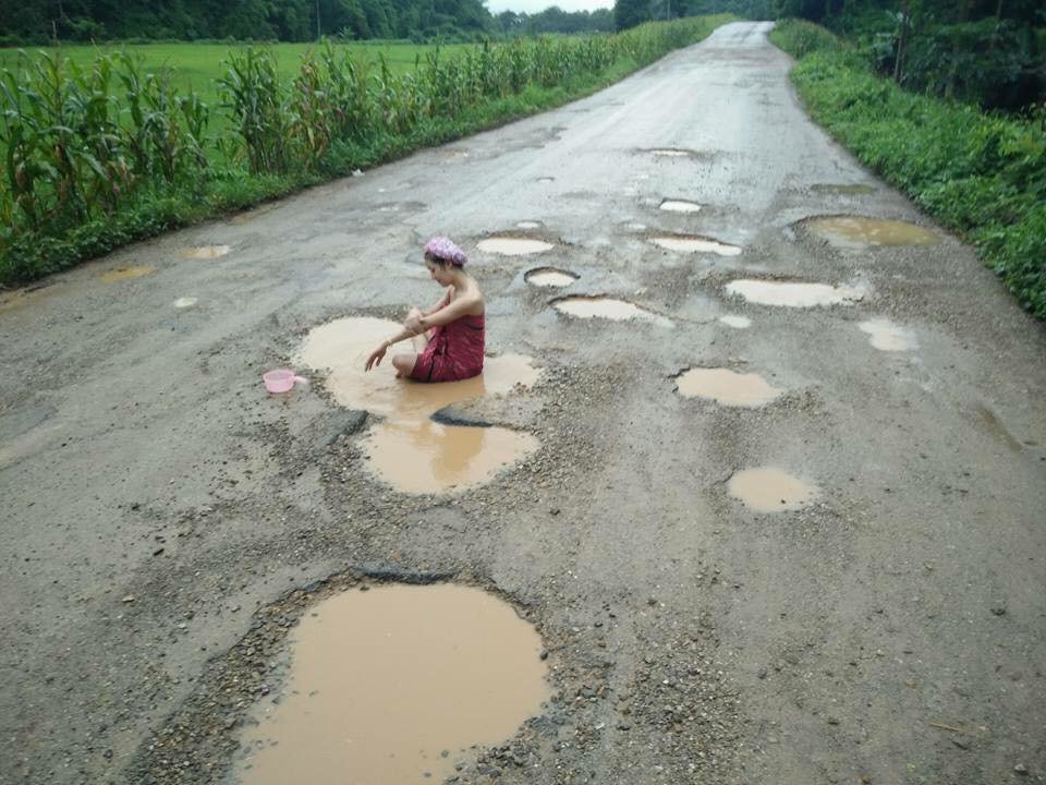 Девушка устроила купание в ямах, чтобы привлечь внимание к качеству дорог