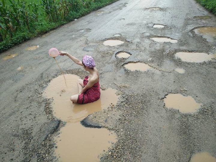 Девушка устроила купание в ямах, чтобы привлечь внимание к качеству дорог