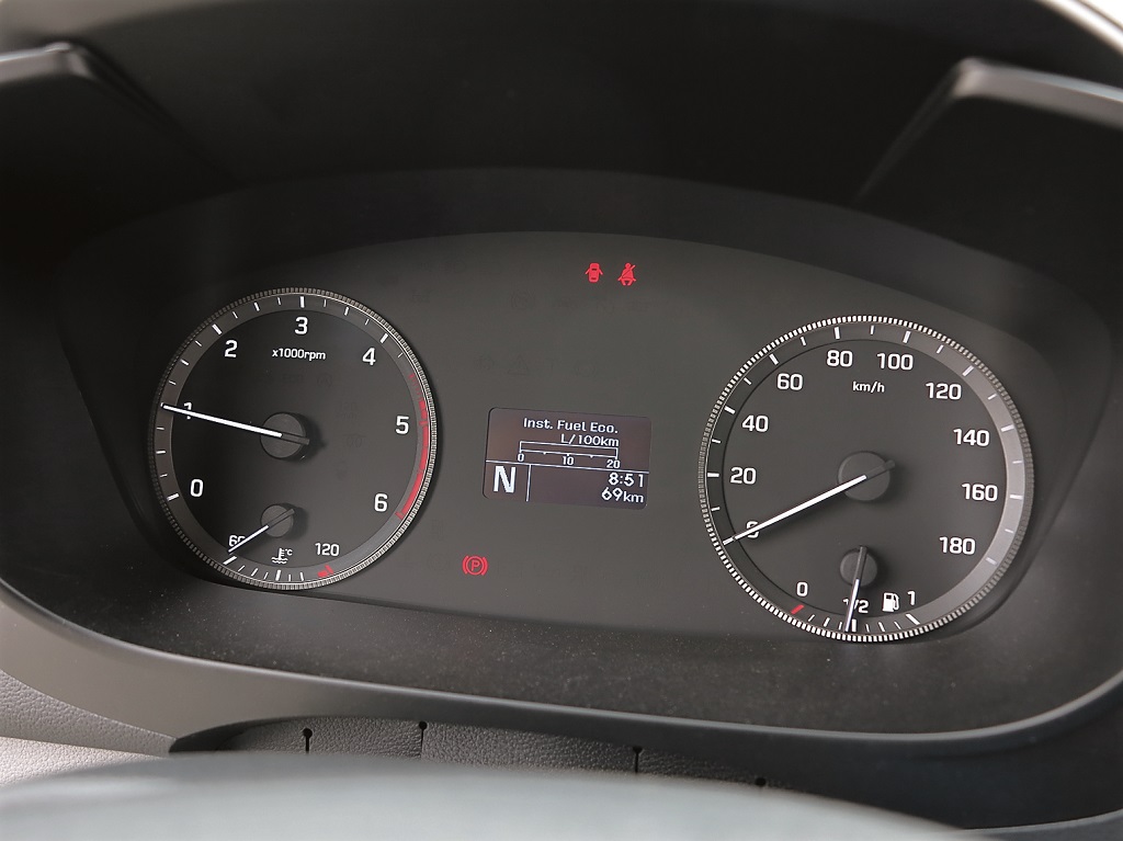 Дисплей борт-компьютера на щитке приборов H350 показывает средний расход топлива 11 л на 100 км.