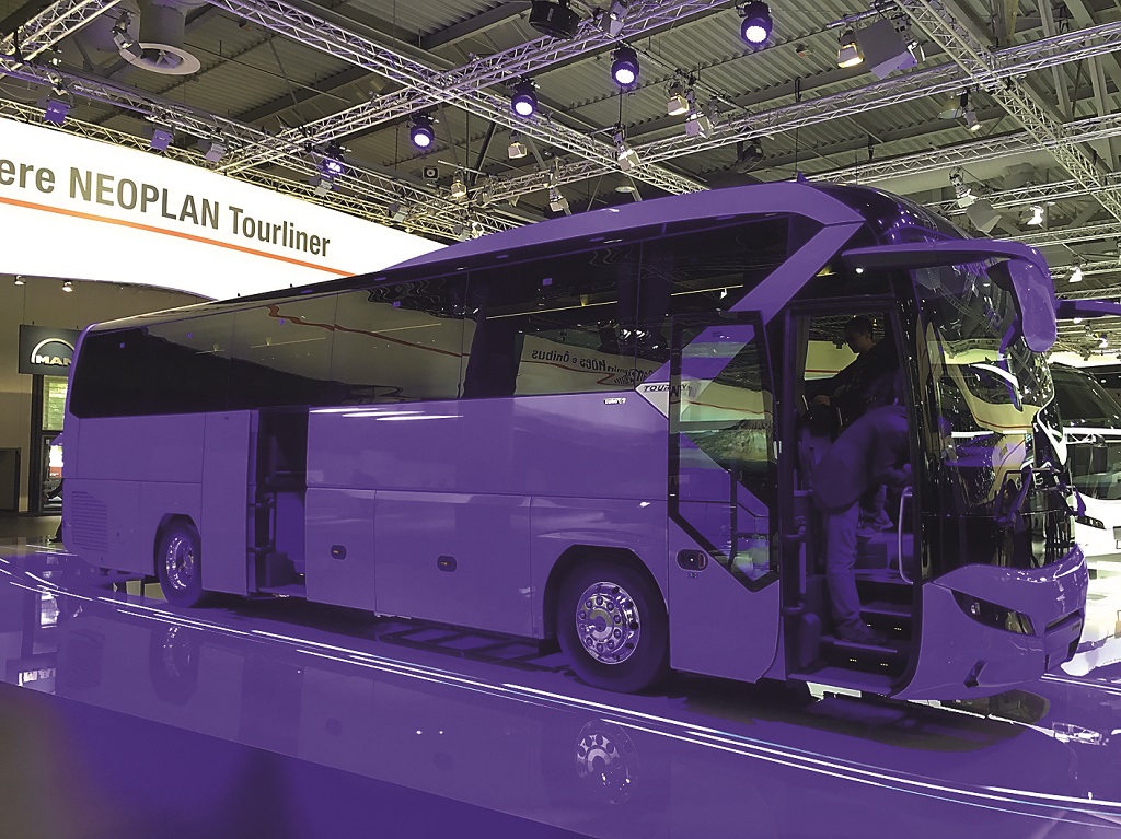 Мировая премьера – туристический автобус премиум-класса Neoplan Tourliner. Длина – 12,1 м. Мест – 44. Дизель 420 л.с. Оснащение: MAN Efficient Cruise (круиз с GPS) и MAN EfficientRoll (езда с АКП на нейтрали).