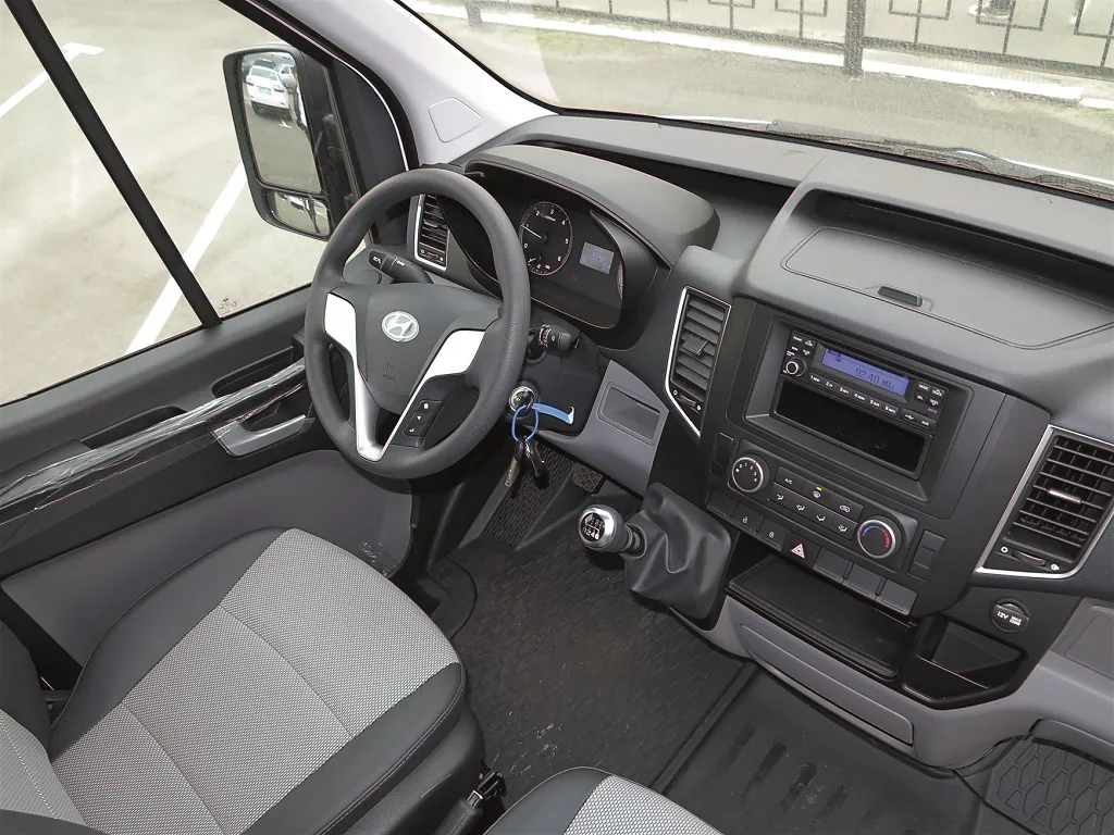 В 3-местной кабине H350: многофунк¬циональный руль, джойстик КП и рос¬сыпь вещевых отсеков, в том чис¬ле под сиденьями. 