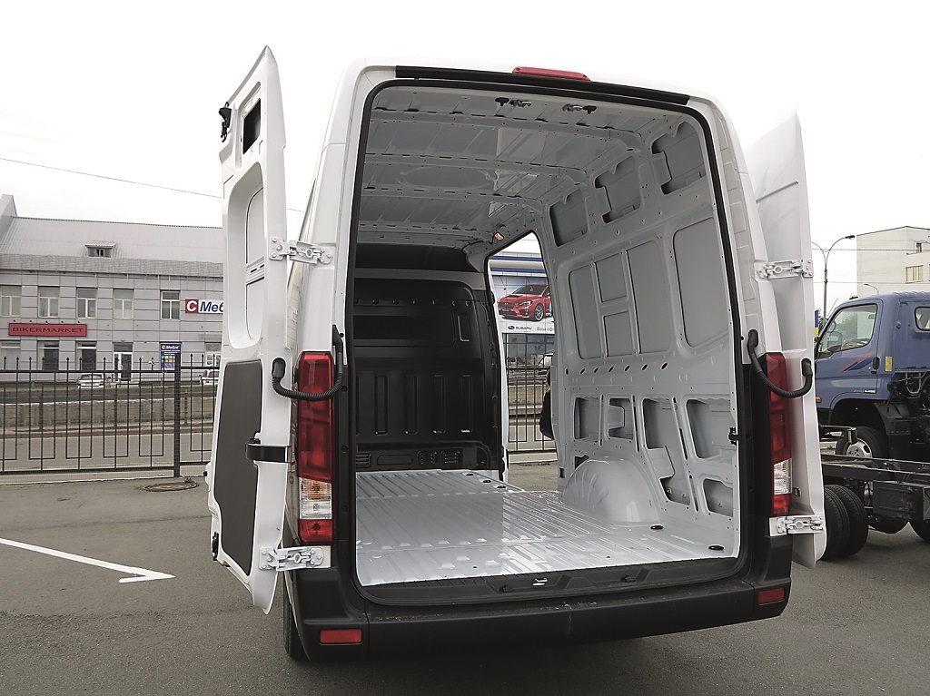 Грузовой отсек фургона Н350 имеет объем до 12,9 м куб. и вмещает пять европаллет. Двери открываются на 270 градусов.