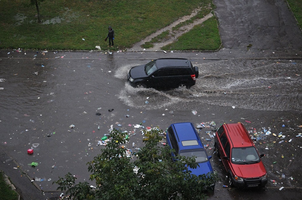 Потоп во Львове. Мусор поплыл прямо по дорогам