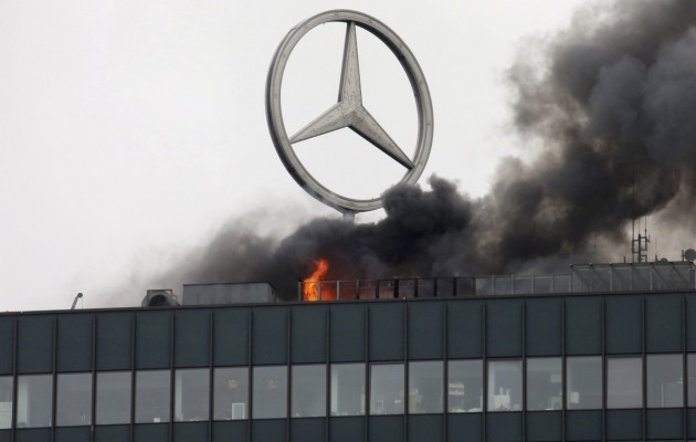 Трехлучевая звезда в огне: в Берлине горело здание с офисом Mercedes-Benz
