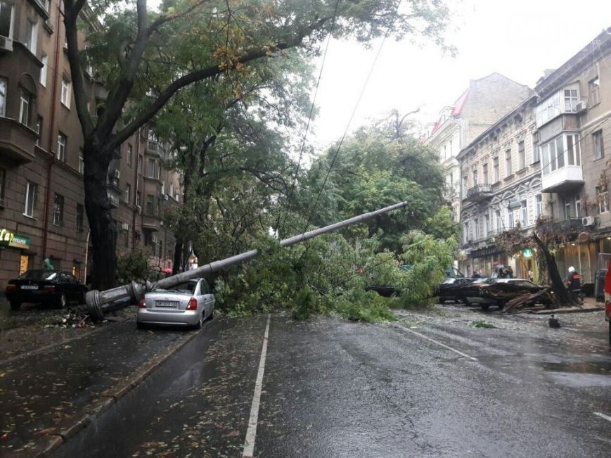 Ураган в Одессе: деревья падают, машина плывут