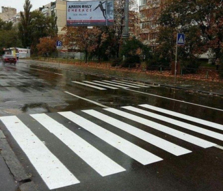 Странный пешеходный переход в Киеве смутил даже дорожников