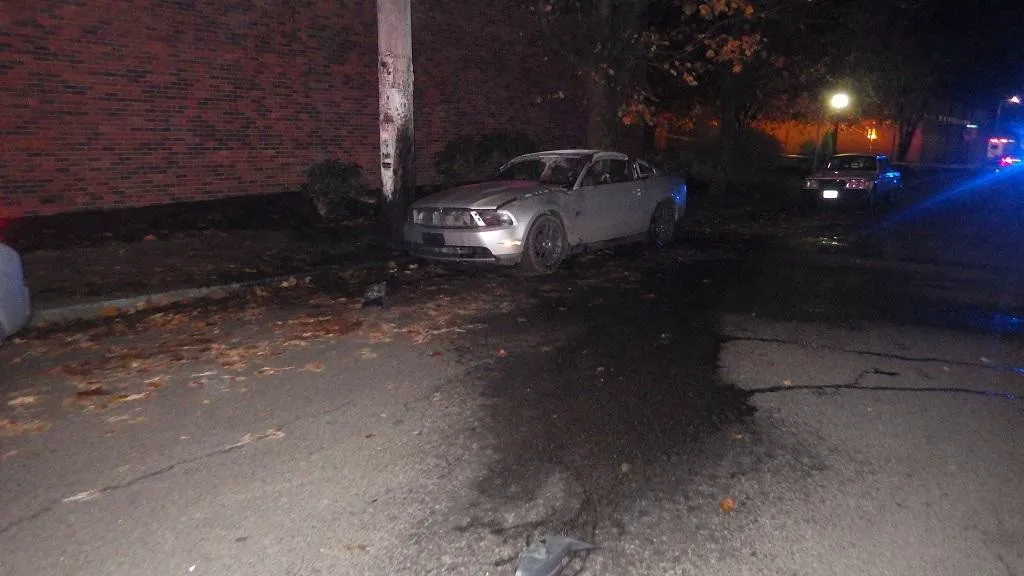 Припаркованный Ford Mustang стал жертвой политических баталий