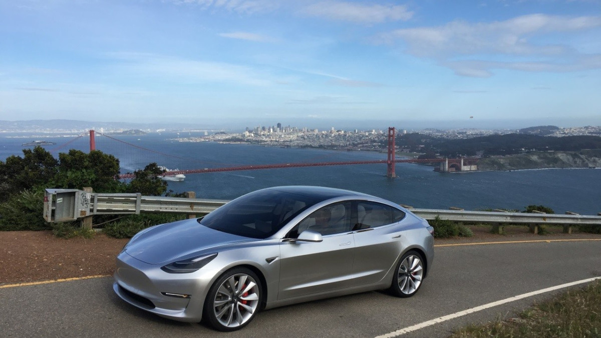 Электромобиль Tesla Model 3 2017 – первые официальные фото интерьера