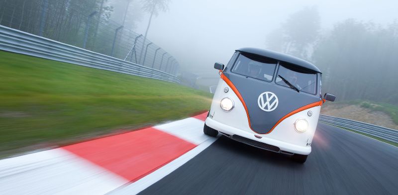 Танцующий пенсионер: микроавтобус VW T1 с 530-сильным мотором Porsche