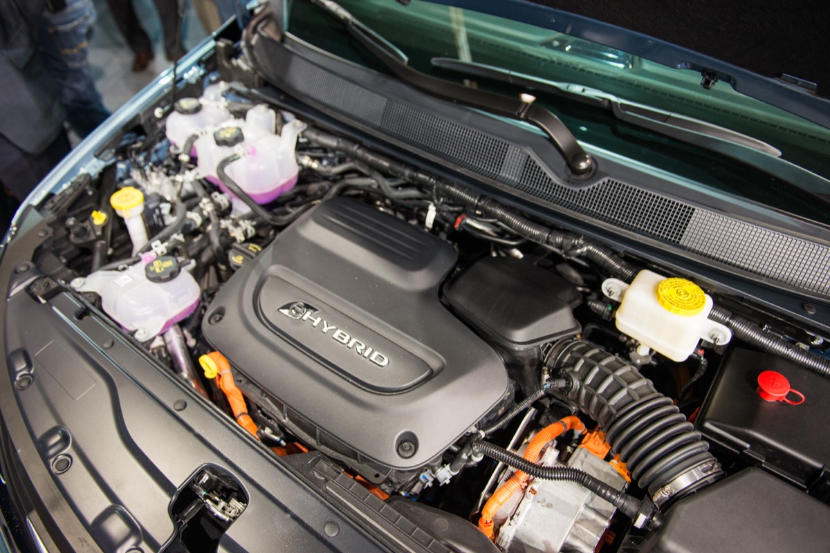 2017-chrysler-pacifica-ehybrid-engine-bay-naias-2016-live-001