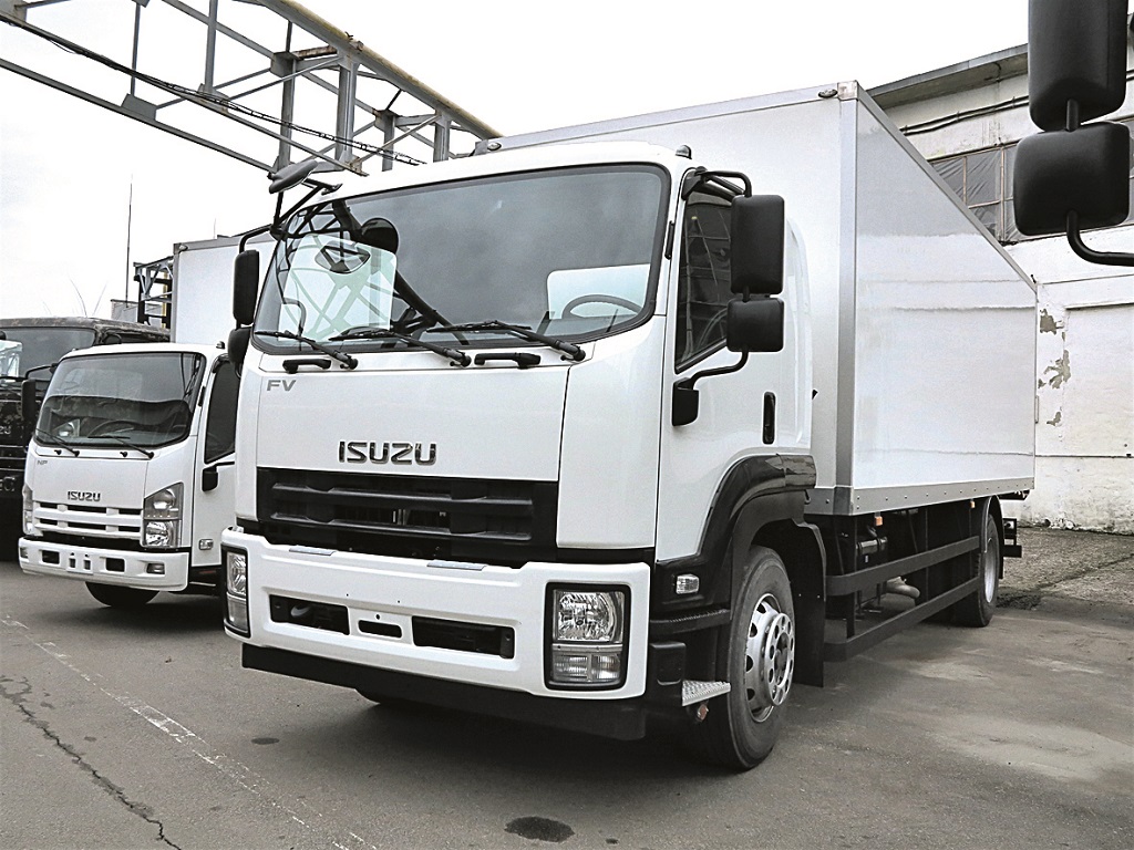 ISUZU FVR34 c промтоварным фургоном длиной 7400 мм и грузоподъемностью 10 500 кг.