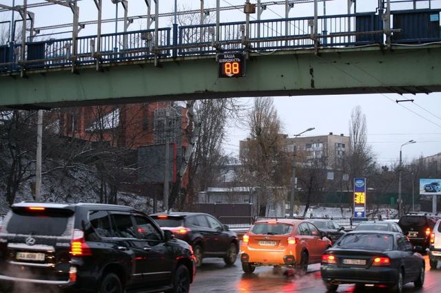 В Киеве появилось электронное табло, показывающее скорость авто