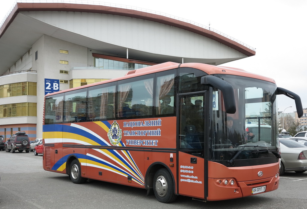 Туристический автобус ЗАЗ A10L50 работает в частности в Национальном транспортном университете